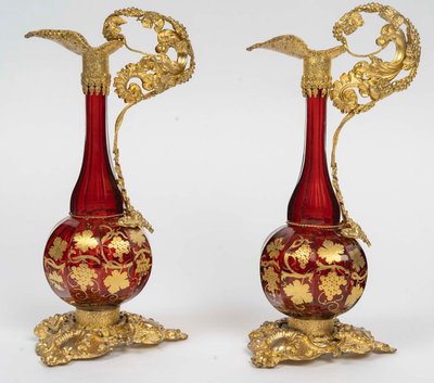 Paire d'aiguières en cristal de Bohême et laiton repoussé – Fin du XIXᵉ siècle 