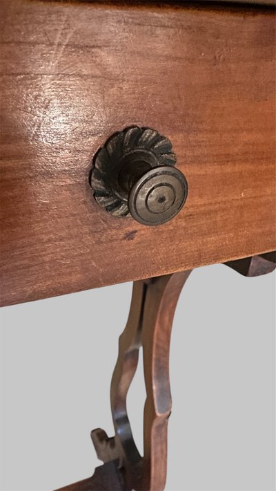 Eleganter, nierenförmiger Lesetisch aus Naturholz