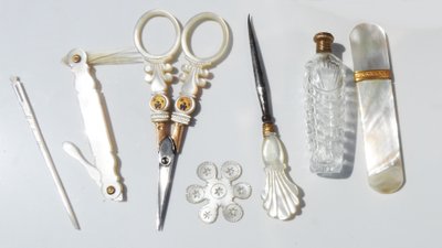 Kit da cucito in madreperla, XIX secolo, periodo della Restaurazione, Palazzo Reale: forbici, astuccio, aghi