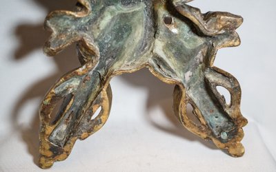 Attributi di HERMES, supporto per trofeo in bronzo con caducei ed elmo