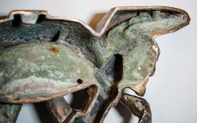 Attributi di HERMES, supporto per trofeo in bronzo con caducei ed elmo