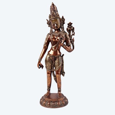 Scultura in bronzo-rame del Bodhisattva di Tara in piedi, Tibet, inizio XX secolo.