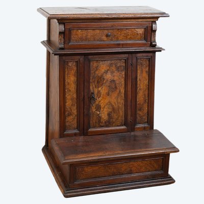 Priorato antico in stile Luigi XIV, realizzato in legno massello di noce e radica di noce, risalente all'inizio del XVIII secolo.