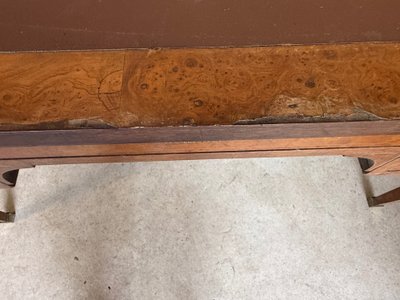 Schreibtisch aus Nussbaummaserholz?