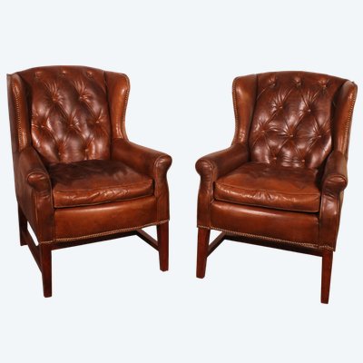Paar braune Chesterfield-Ohrensessel aus Leder