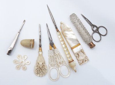 Kit da cucito in madreperla, XIX secolo, periodo della Restaurazione, Palazzo Reale, astuccio a forma di pianoforte.