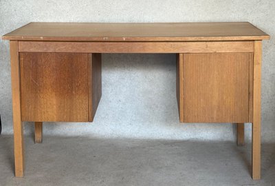 Schreibtisch mit Glasplatte