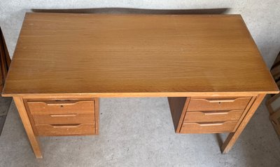 Schreibtisch mit Glasplatte