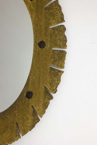 Miroir de forme elliptique en laiton martelé et doré. Années 1950-60. LS6285137