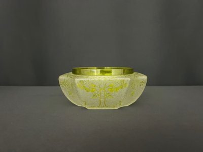 Piatto portagioie in vetro satinato inciso all'acido, attribuito a Baccarat.