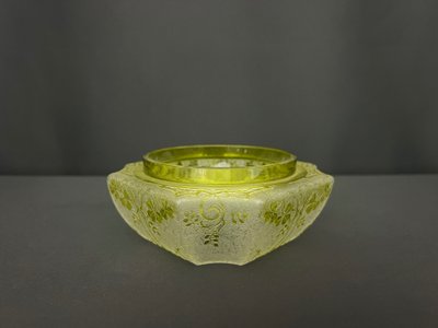 Piatto portagioie in vetro satinato inciso all'acido, attribuito a Baccarat.