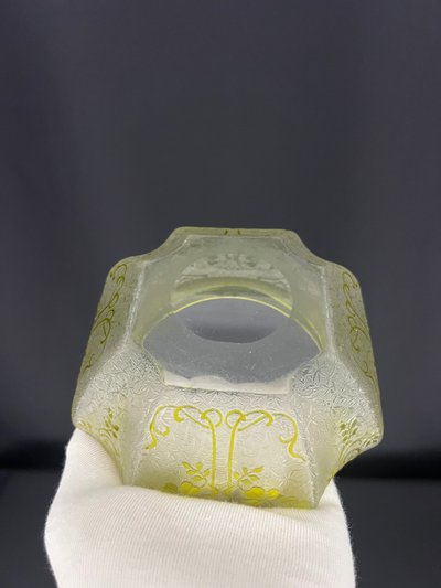Piatto portagioie in vetro satinato inciso all'acido, attribuito a Baccarat.