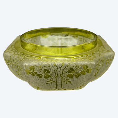Piatto portagioie in vetro satinato inciso all'acido, attribuito a Baccarat.