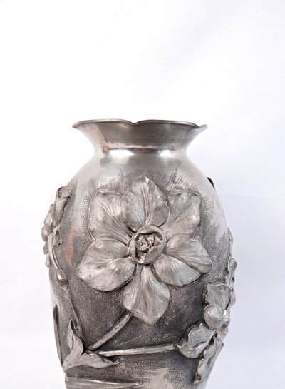 Art Nouveau vase with bas-relief flowers, signed Rispal, in pewter, early 20th century