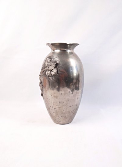 Art Nouveau vase with bas-relief flowers, signed Rispal, in pewter, early 20th century