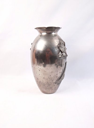 Art Nouveau vase with bas-relief flowers, signed Rispal, in pewter, early 20th century