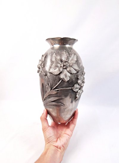 Art Nouveau vase with bas-relief flowers, signed Rispal, in pewter, early 20th century