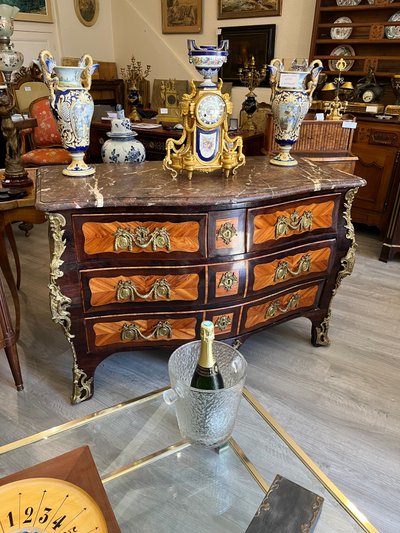 Très Belle commode tombeau 