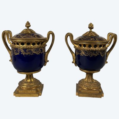 Paire de pots-pourris en porcelaine de Sèvres d'époque louis XVI
