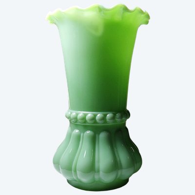 Große antike, geformte Vase aus jadegrünem Opalinkristall, ca. 1900-1930