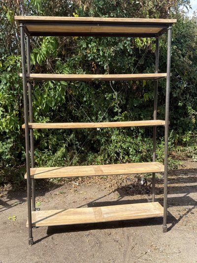 Scaffale in stile World House