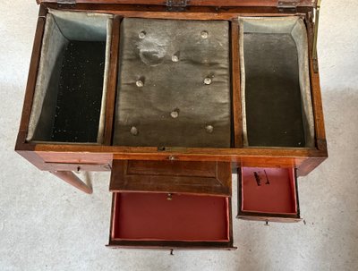 Toeletta da uomo in noce