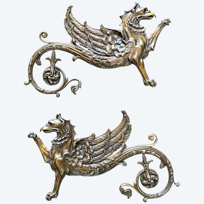 Griffons de style gothique. Paire de grands bronzes d’ornement XIXème. 