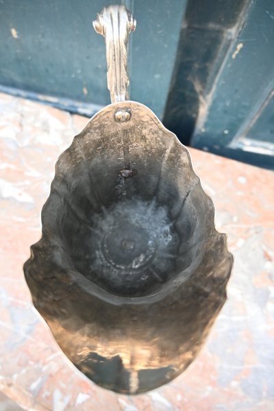 Brocca a forma di elmo in metallo argentato, XVIII secolo