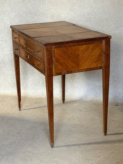 Dressing table to be restored