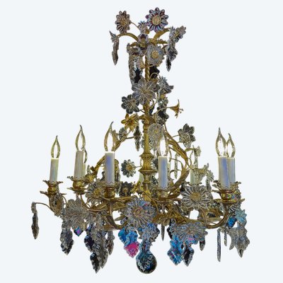 Lampadario in bronzo dorato con decorazioni floreali in cristallo sfaccettato, manifattura di cristalli Baccarat, circa 1870.