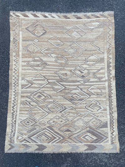 Carpet / Sumak. Iran. Mid-20th century. 180 x 135 cm
