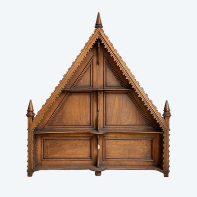 Cappella con altare in quercia in stile gotico