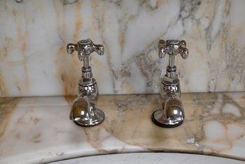 Bedeutender Waschtisch / Waschbecken in Kirsche, „L’Hygiène Moderne Paris“ – Anfang des 20. Jahrhunderts