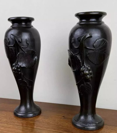 PAIRE DE VASES EN BRONZE À PATINE NOIRE