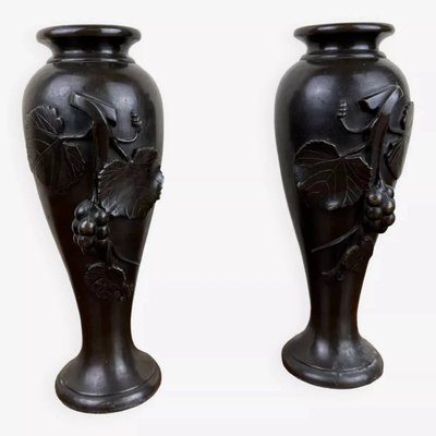 PAIRE DE VASES EN BRONZE À PATINE NOIRE