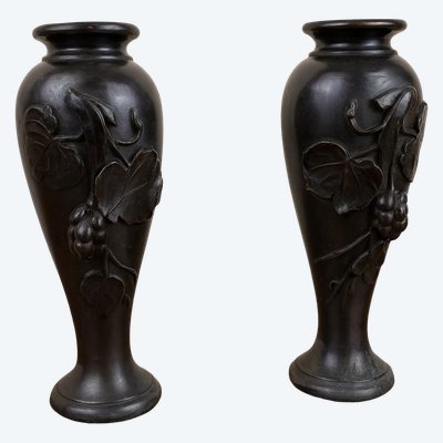 PAIRE DE VASES EN BRONZE À PATINE NOIRE
