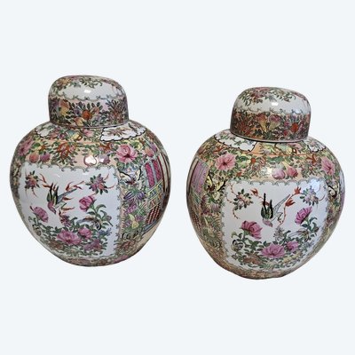 20TH-CENTURY ASIA: PAIR OF LIDDED PORCELAIN JARS, RICHLY DECORATED IN THE "FAMILLE ROSE" STYLE