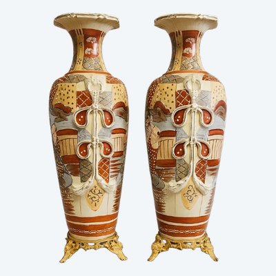 MOLTO IMPORTANTE COPPIA DI VASI GIAPPONESI IN CERAMICA, SOSTENUTI DA BASE IN BRONZO