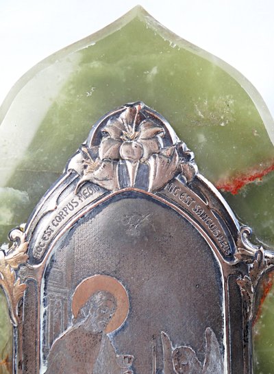 Kommunion-Erinnerungsplakette im Jugendstil aus grünem, gemasertem Onyx und Bronze, Anfang des 20. Jahrhunderts