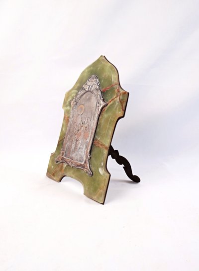 Kommunion-Erinnerungsplakette im Jugendstil aus grünem, gemasertem Onyx und Bronze, Anfang des 20. Jahrhunderts