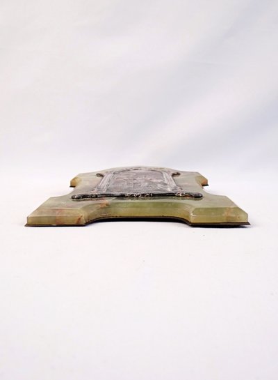 Kommunion-Erinnerungsplakette im Jugendstil aus grünem, gemasertem Onyx und Bronze, Anfang des 20. Jahrhunderts
