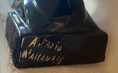 A. Fazio. Vallauris. Skulptur aus schwarz und gold glasierter Keramik. Mangbetu-Frau. 