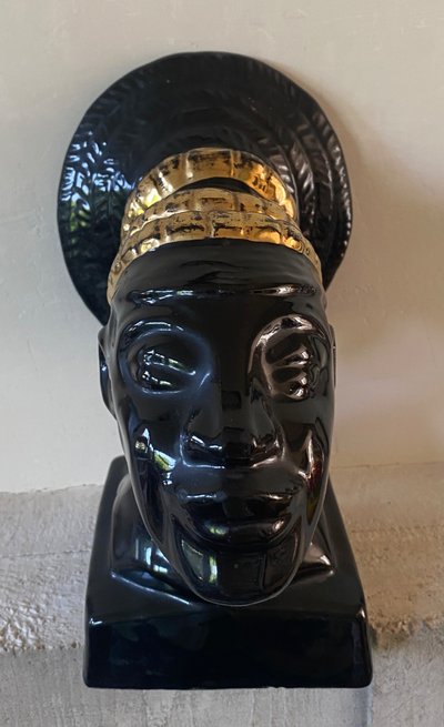 A. Fazio. Vallauris. Skulptur aus schwarz und gold glasierter Keramik. Mangbetu-Frau. 