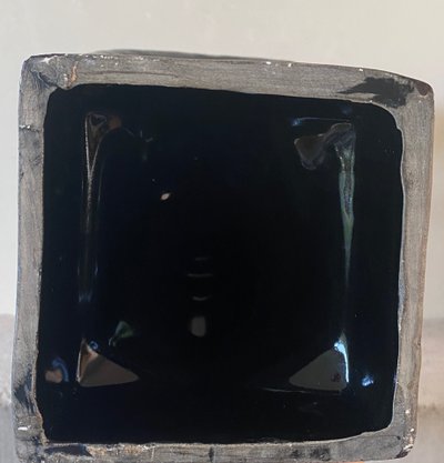 A. Fazio. Vallauris. Skulptur aus schwarz und gold glasierter Keramik. Mangbetu-Frau. 