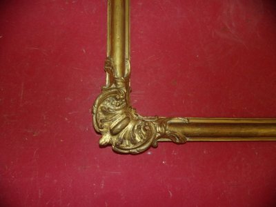 Cornice del XIX secolo in legno dorato.