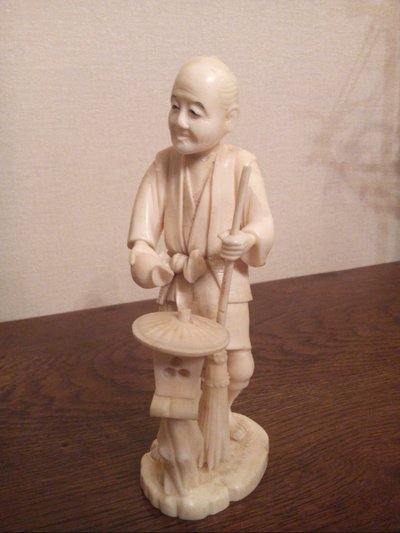 Petit vieux au balai et à la lanterne. Japon, XIXème siècle