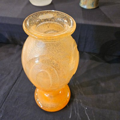 André Delatte - Vase dégagé à l'acide, dans les tons orangés,  époque art déco, signé.