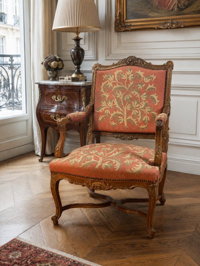 FAUTEUIL DU XIXe DE STYLE REGENCE EN NOYER SCULPTÉ TAPISSÉ