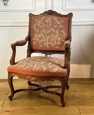 FAUTEUIL DU XIXe DE STYLE REGENCE EN NOYER SCULPTÉ TAPISSÉ
