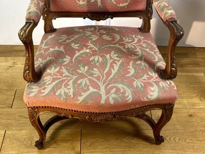 FAUTEUIL DU XIXe DE STYLE REGENCE EN NOYER SCULPTÉ TAPISSÉ